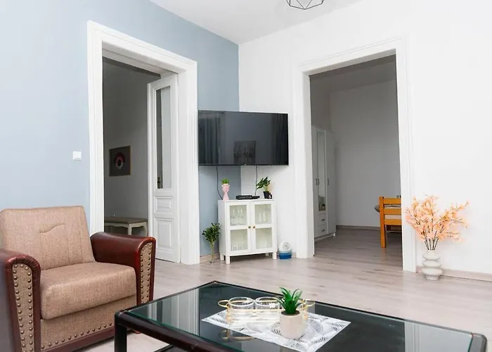 Beautiful 1Bdr In City Center